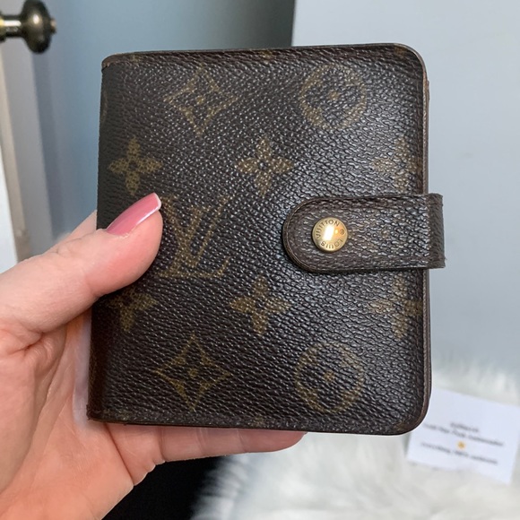 Louis Vuitton Handbags - 1999 authentic Louis Vuitton compact zippy wallet